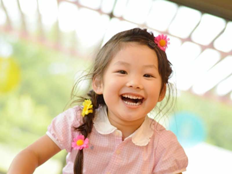 元気で笑顔の子供
