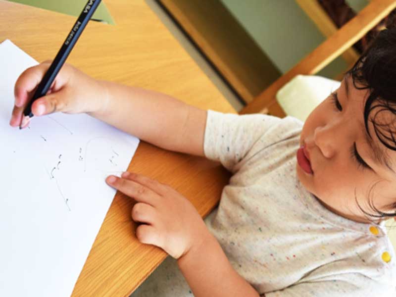 集中して絵を描いている子供