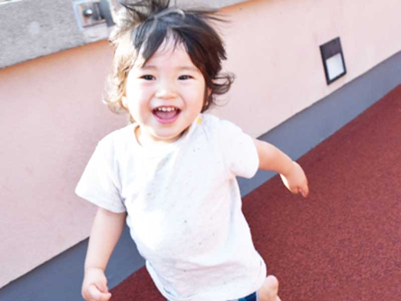 元気に走り回る子供