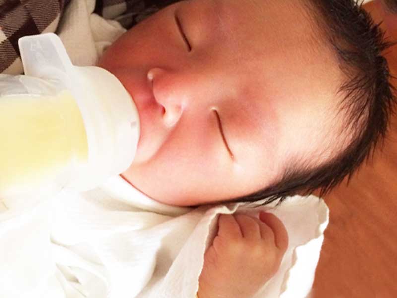 ミルクを飲んでいる赤ちゃん