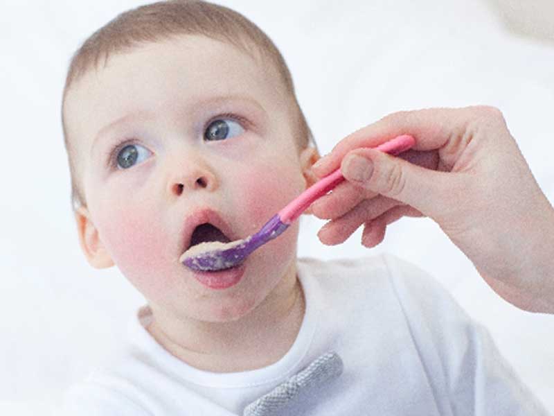 離乳食を食べている子供