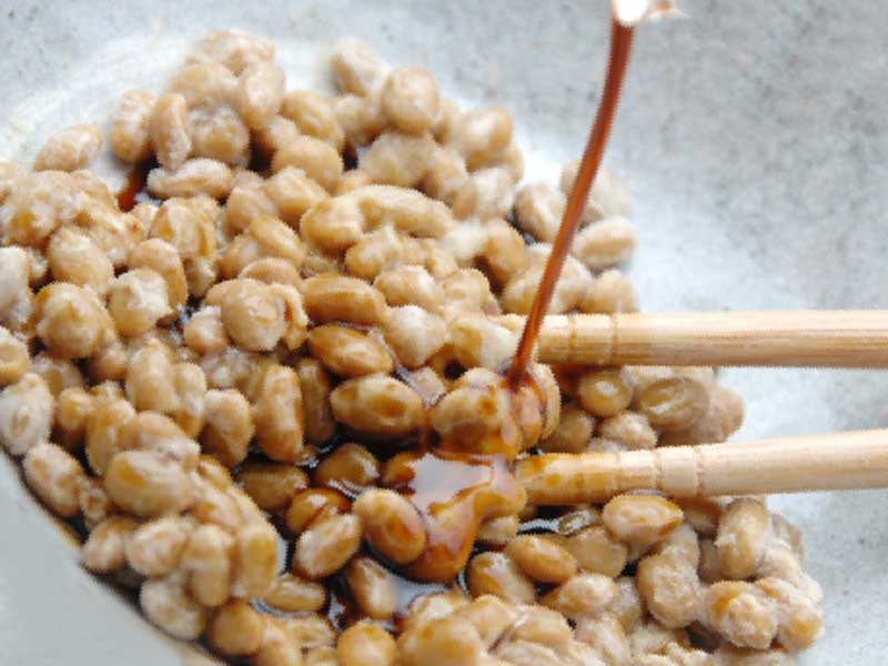 醤油をかけた納豆