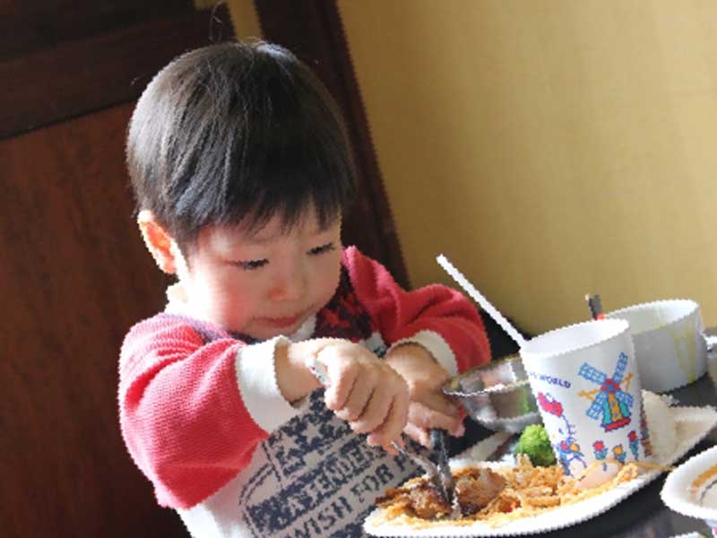 ご飯を食べている子供
