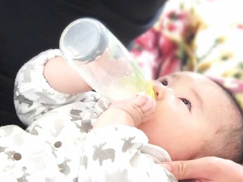 ミルクを飲んでいる赤ちゃん