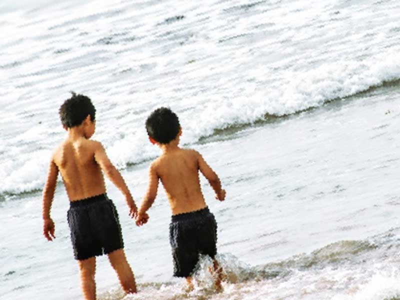 海で遊んでいる兄弟