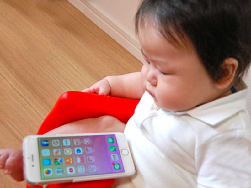 スマホを見る赤ちゃん