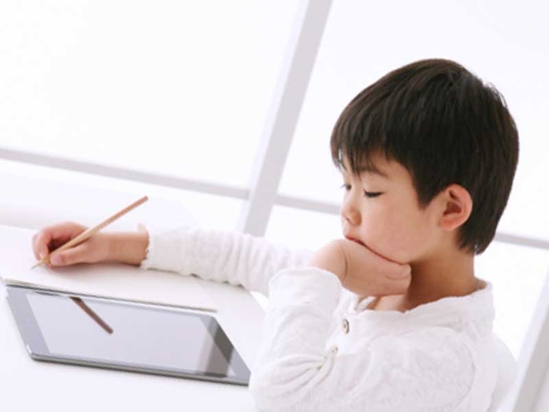 勉強をしている子供