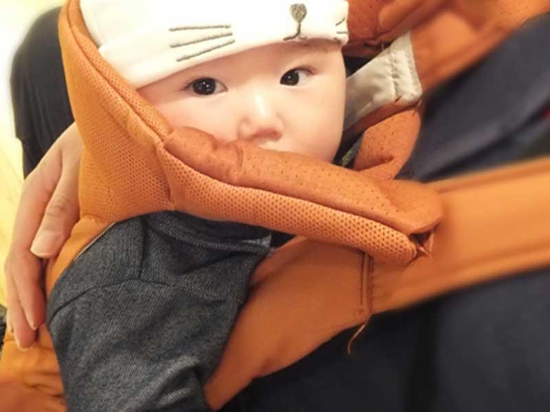 抱っこ紐で抱っこされている赤ちゃん