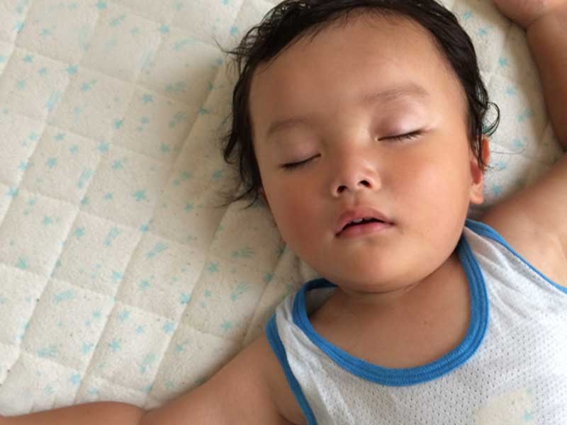 寝ている赤ちゃん