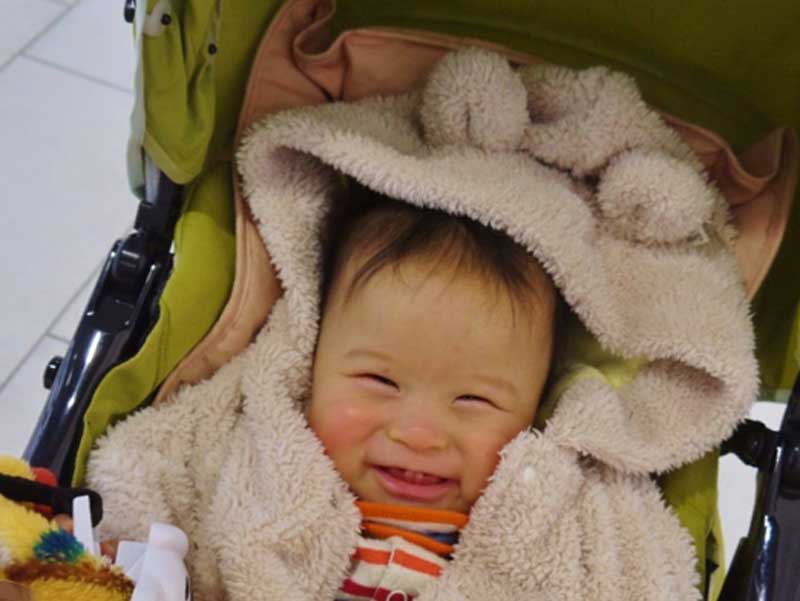 ベビーカーの中にいる赤ちゃん