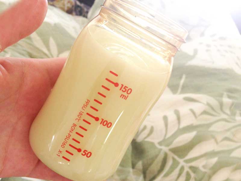 ミルクが入っている哺乳瓶