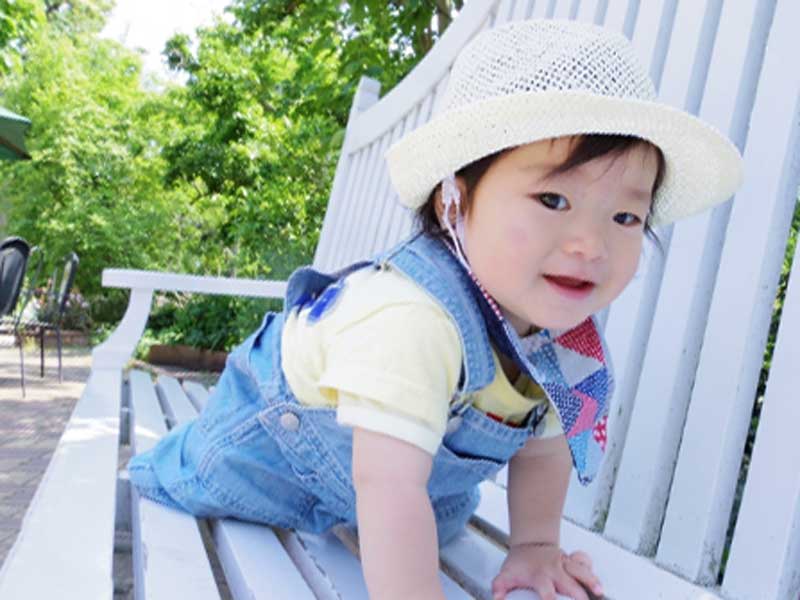 外で遊んでいる赤ちゃん