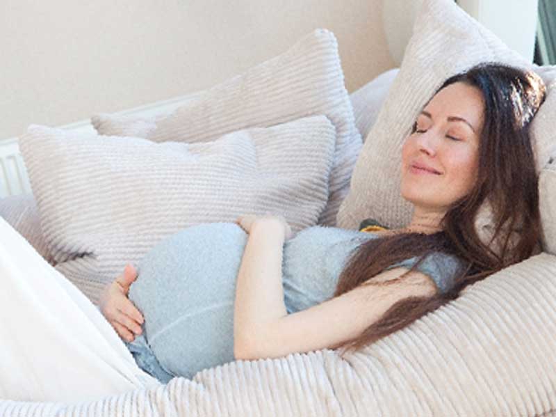 ソファの上にいる妊婦さん