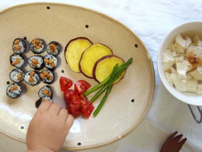 離乳食を食べている赤ちゃん