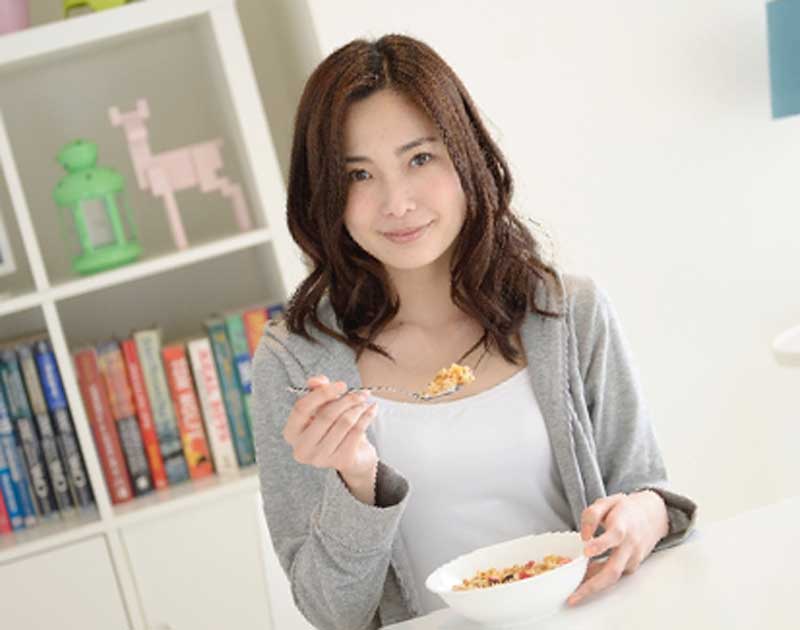 食事をしている妊婦さん