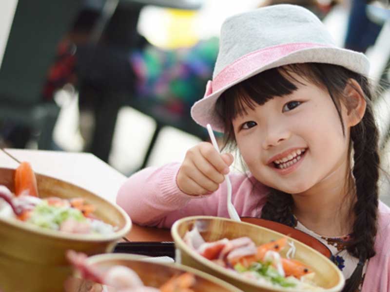 食事をしている子供