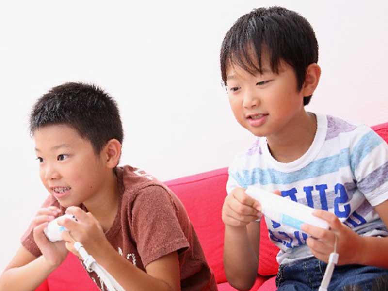 ゲームで遊んでいる子供達