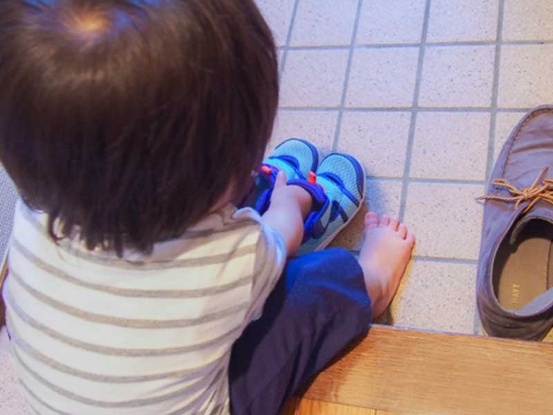 靴を履いている子供
