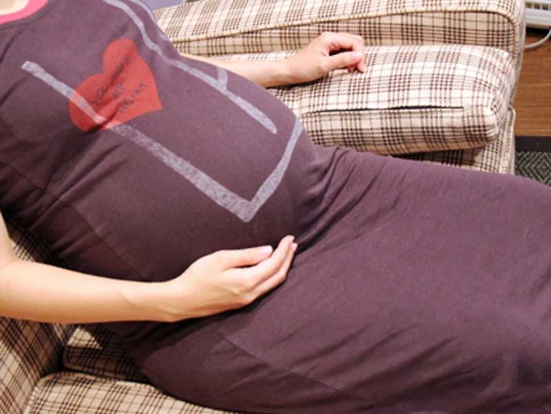 ソファの上に座る妊婦さん