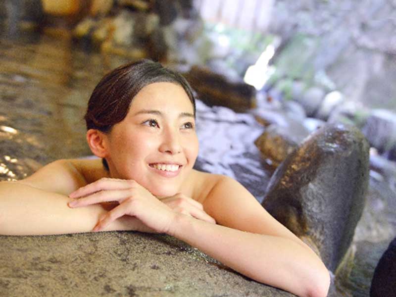 温泉に入っている妊婦さん