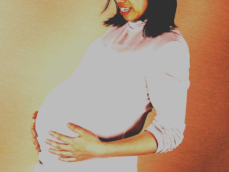 お腹を触る妊婦さん
