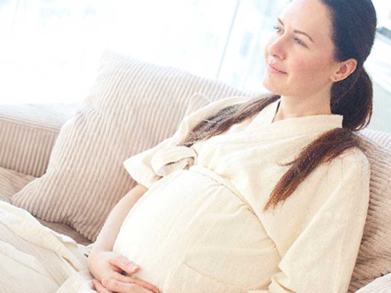 ソファの上に座る妊婦さん