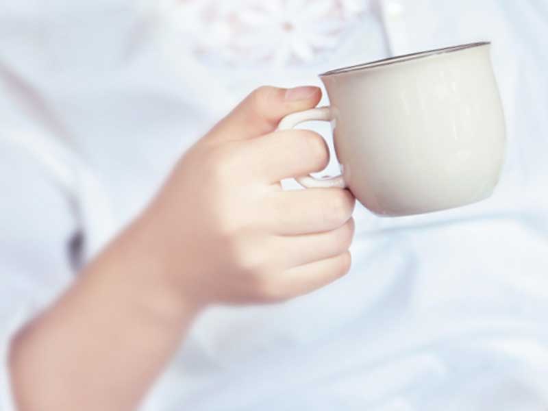 寝る前に水分を摂る妊婦さん