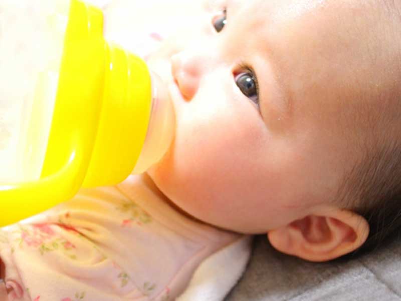 白湯を飲んでいる赤ちゃん