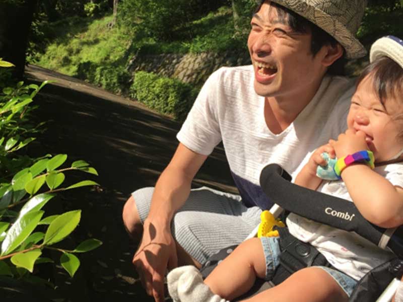 真夏日に外出する赤ちゃん