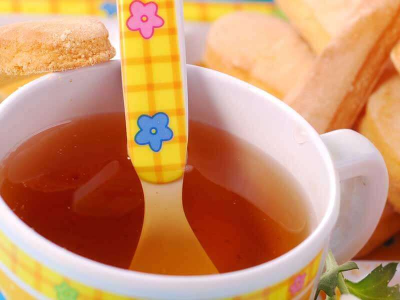 麦茶のコップの中に入っている赤ちゃん用スプーン