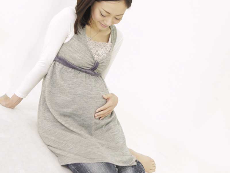 座っている妊婦さん
