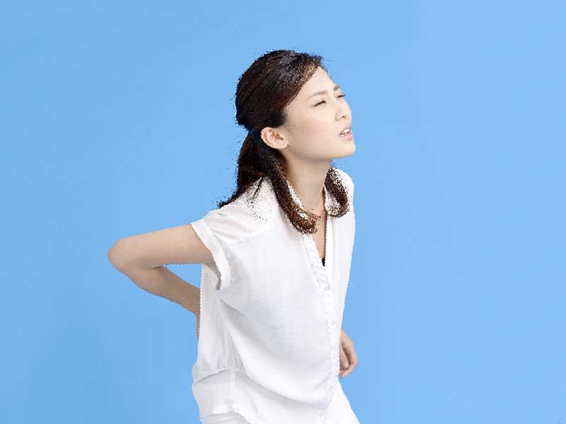 腰痛の女性