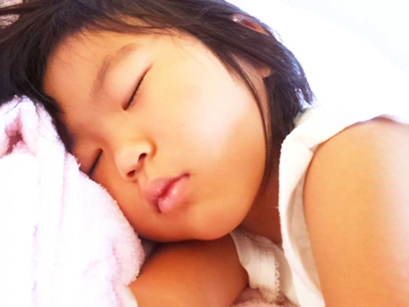寝ている子供