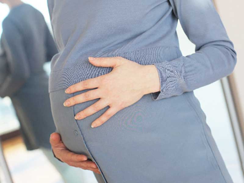 鏡の前に立つ妊婦さん