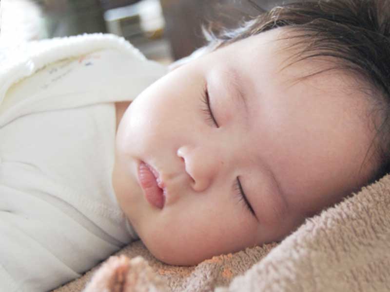 まつ毛が長い赤ちゃん
