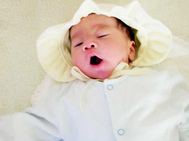 あくびして眠そうな赤ちゃん