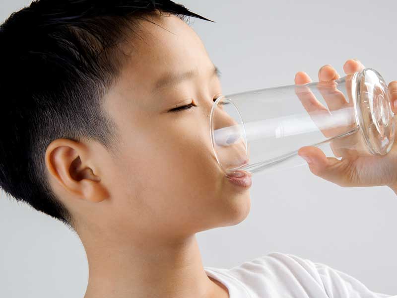 水を飲んでいる男の子