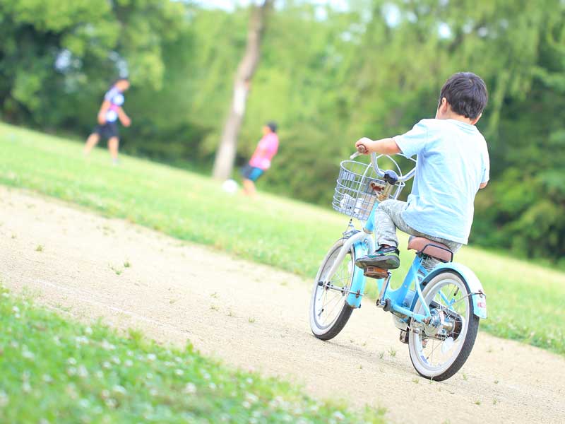 自転車に乗っている子供