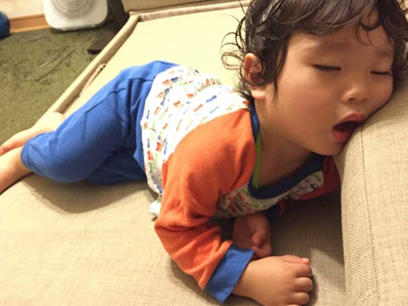 夏バテで寝ている子供