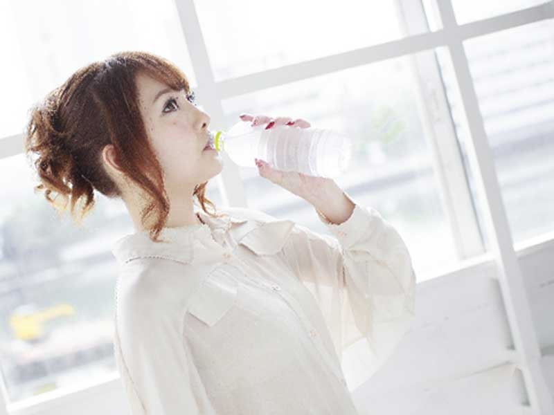 水を飲んでいる女性