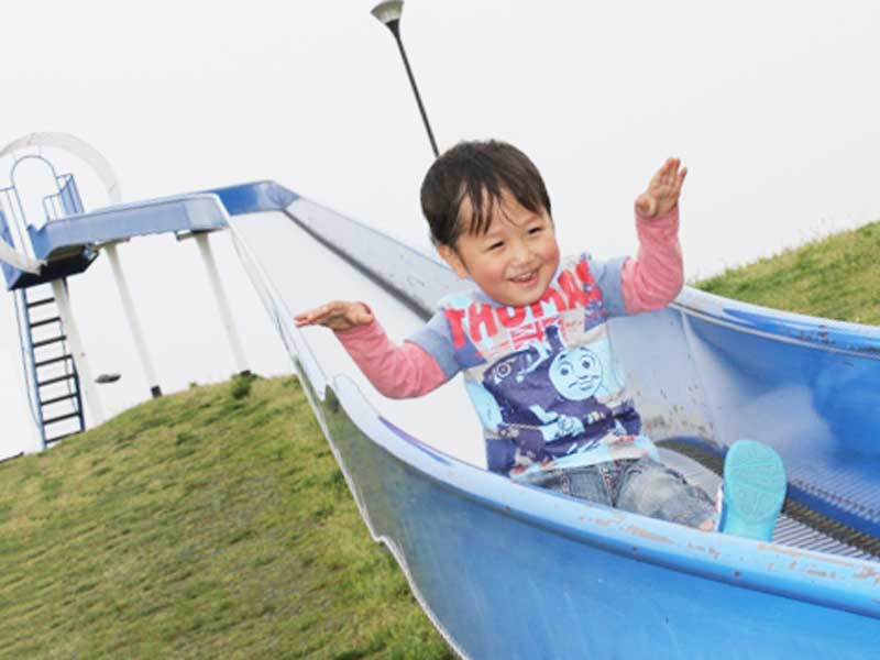 滑り台で遊んでいる子供