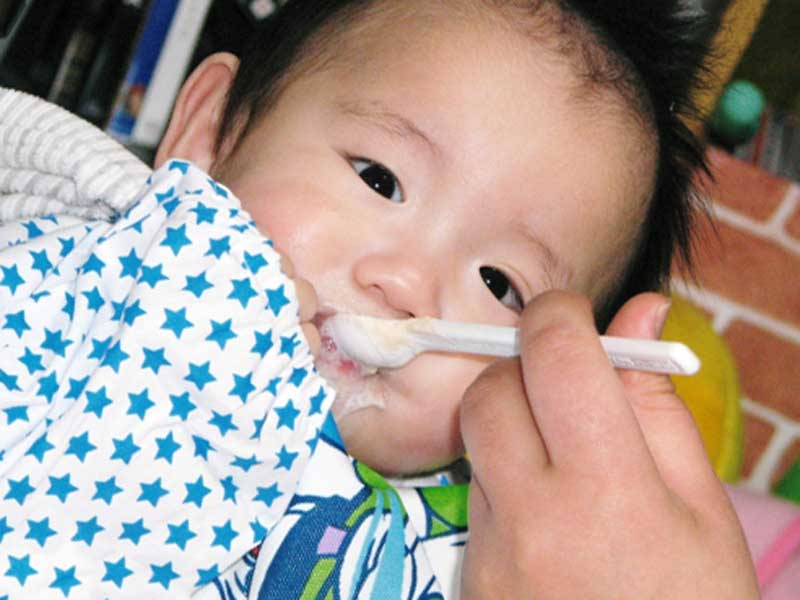 離乳食を食べている赤ちゃん