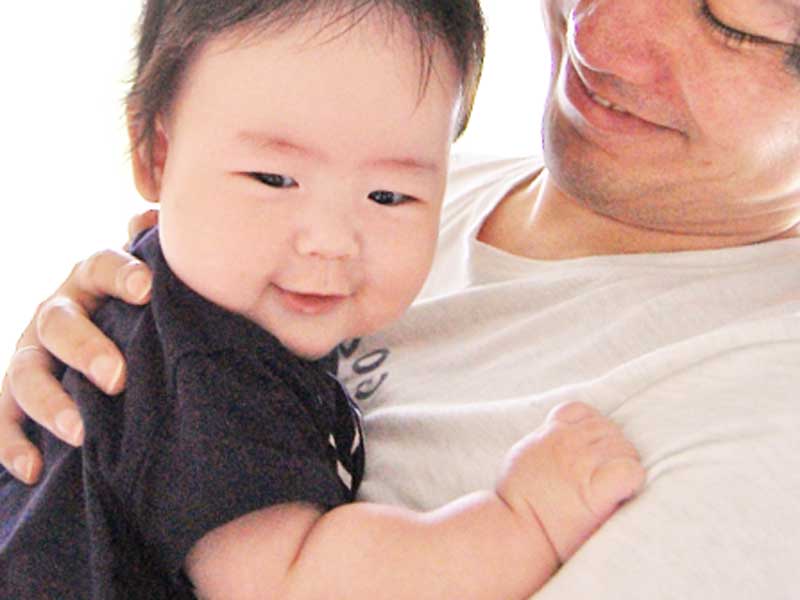 赤ちゃんを抱っこしているお父さん