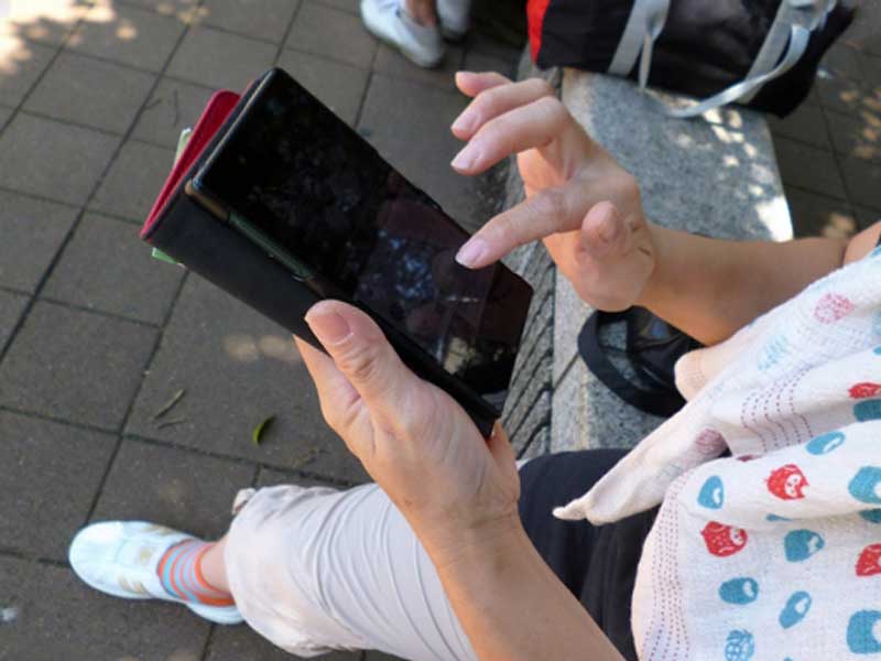 ポケモンGOを楽しんでるお母さん