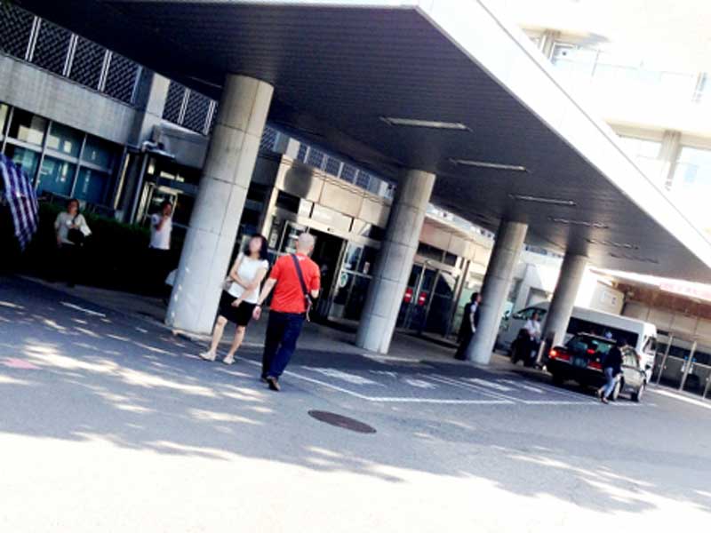 大学病院の前