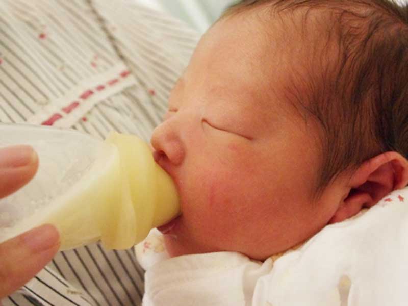 哺乳瓶でミルクを飲んでいる赤ちゃん