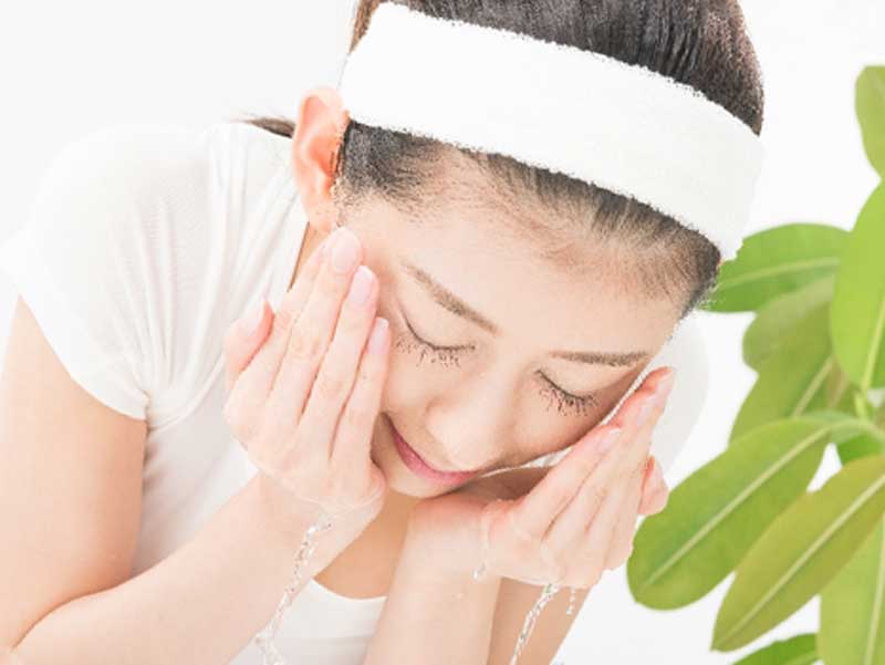 洗顔をしている女性