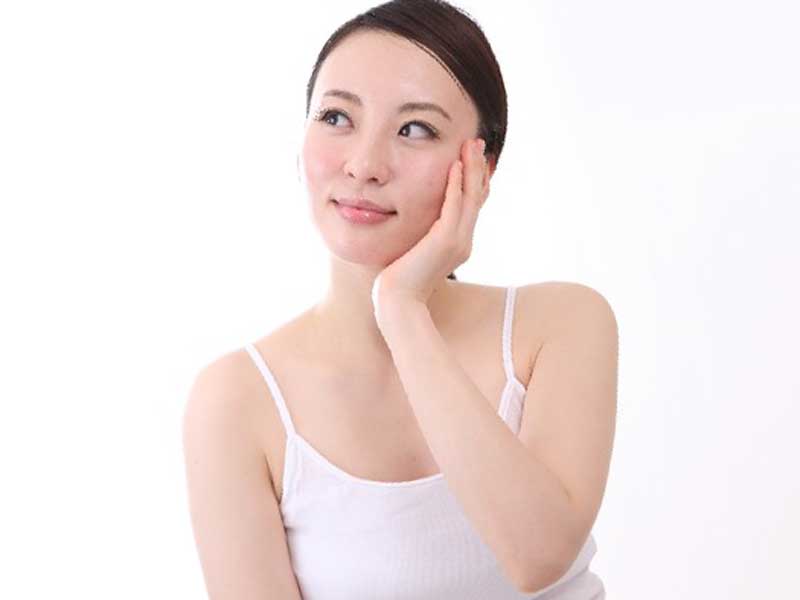 顔のしわを気にしている女性