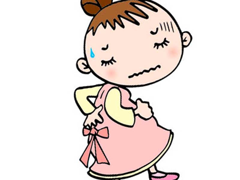 陣痛を我慢しながら歩いている妊婦さんのイラスト
