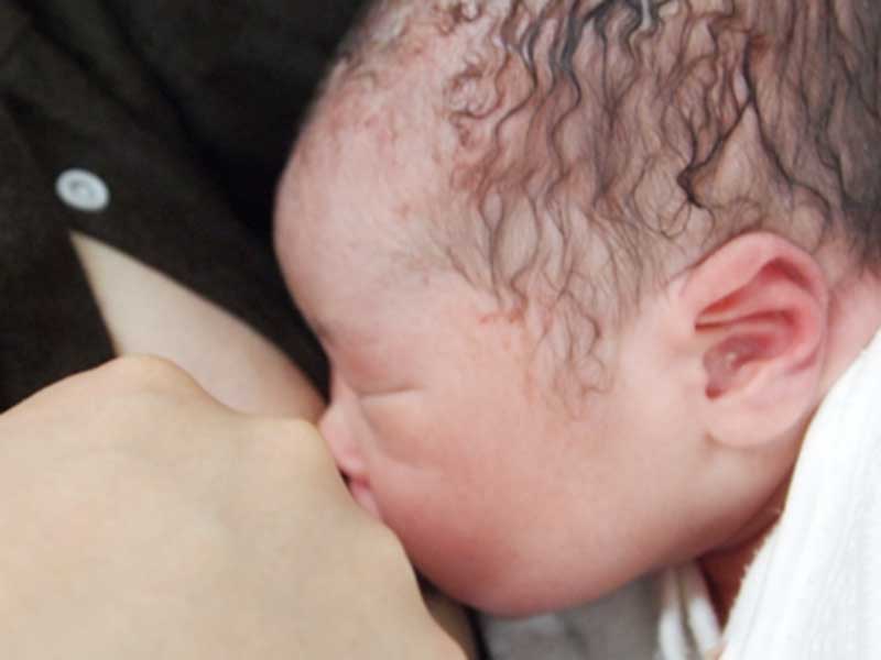 母乳を飲んでいる新生児